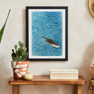 Speelse rivierotter zwemt in blauw water poster