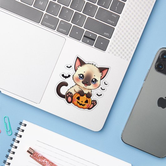 Speelse Siamese Kitten – Mooie Halloween Sticker (Laptop met iPhone)
