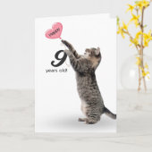 Speelse tabby kat voor 9e verjaardag kaart (Gele Bloem)
