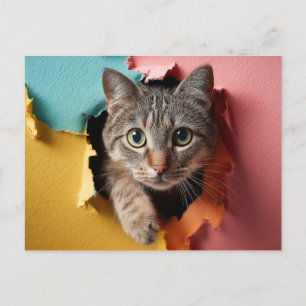 Speelse tabbykat die door gescheurd papier gluurt feestdagenkaart