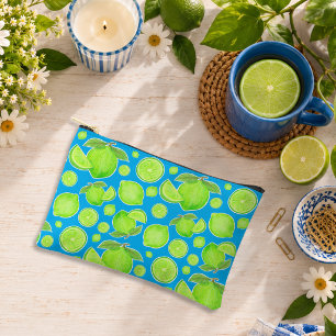 Speelse verspreide groene limoenen op helderblauw etui