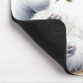 Speelse witte kat met boomtak muismat (Hoek)