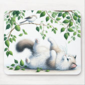 Speelse witte kat met vogel in boom muismat (Voorkant)