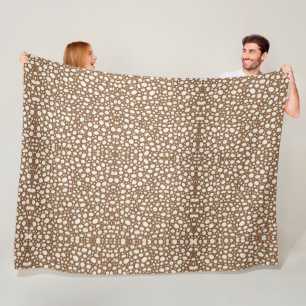 Speelse witte polka stippen op een lichtbruine ach fleece deken