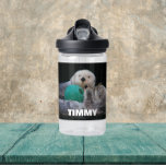 Speelse Zee otters met kindernaam Waterfles<br><div class="desc">De grootte van het kind is helder plastic waterflesje met het foto-afbeelding van een paar Zee Otters die spelen met een speelgoed met een kogel en de naam van het kind gedrukt in witte, vetgedrukte letters. Pas het waterflesje aan door de naam te bewerken en te vervangen door de naam...</div>