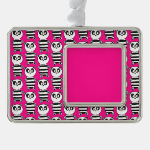 Speelse zwart-wit pandakunst verzilverd omlijst ornament