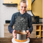 Speelse Zwarte Grijze Pixels Custom Food Artista T Schort<br><div class="desc">Dit moderne schort is voorzien van gepersonaliseerde tekst – Food Artista – en een speels zwart-grijs pixelpatroon. Het is het perfecte schort om in stijl te koken.</div>