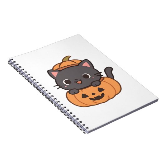Speelse zwarte kat die uit pompoen T-shirt springt Notitieboek (Rechterzijde)