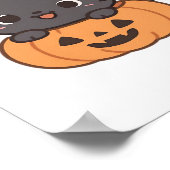 Speelse zwarte kat die uit pompoen T-shirt springt Poster (Hoek)