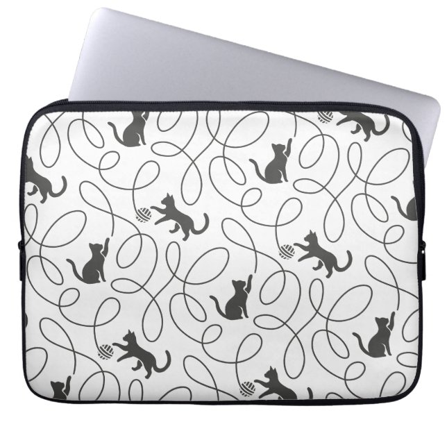 Speelse Zwarte Kat en Draadbal Patroon Laptop Sleeve (Voorkant)