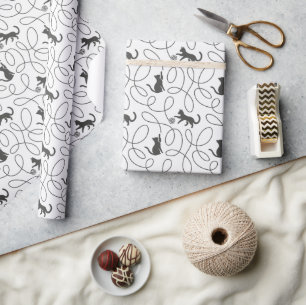 Speelse Zwarte Kat en Garentbal Patroon Cadeaupapier