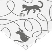 Speelse Zwarte Kat en Garentbal Patroon Korte Tafelloper (Hoek)