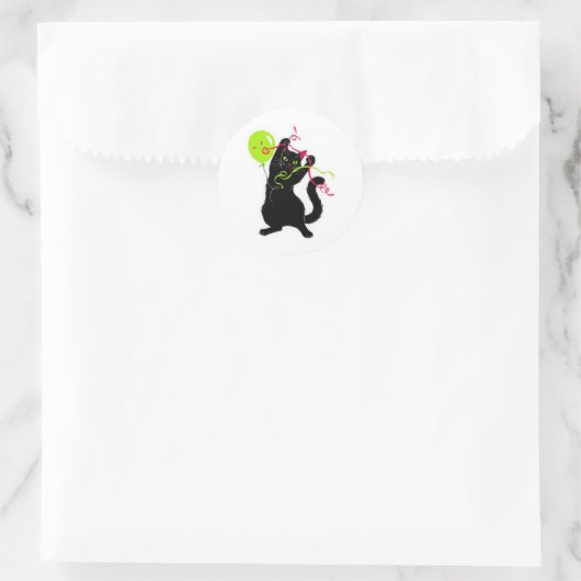 Speelse zwarte kat met ballon en streamer ronde sticker (Tas)