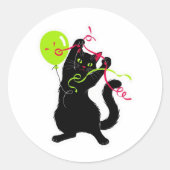 Speelse zwarte kat met ballon en streamer ronde sticker (Voorkant)