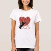 Speelse zwarte kat ontrafelen rood hart t-shirt (Voorkant)