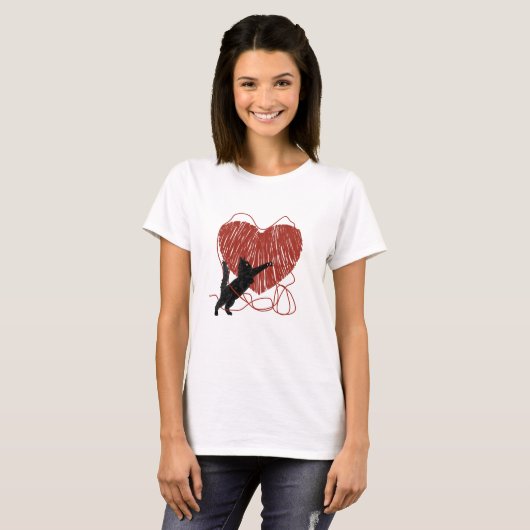 Speelse zwarte kat ontrafelen rood hart t-shirt (Voorkant volledig)