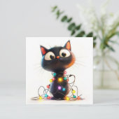 Speelse zwarte kitten met feestelijke kerstlichtje feestdagenkaart (Staand voorkant)