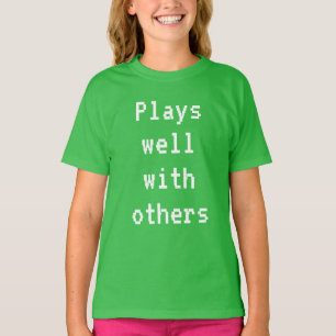 Speelt goed met andere meisjes T-shirt