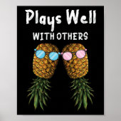 Speelt goed met andere Swinger Pinapple omhoog Poster (Voorkant)