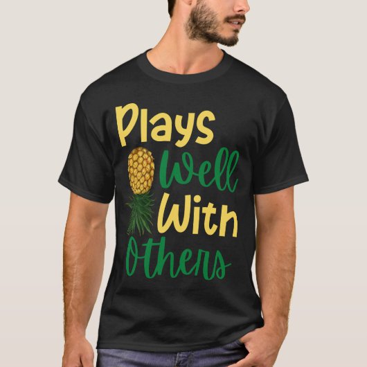 Speelt goed met anderen onderaan de ananas t-shirt (Voorkant)