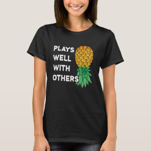 Speelt goed met anderen ondersteboven ananas pool t-shirt