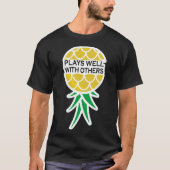 Speelt goed met anderen - ondersteboven de ananas t-shirt (Voorkant)