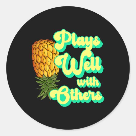 Speelt goed met anderen Swingers Pineapple Shirt A Ronde Sticker (Voorkant)