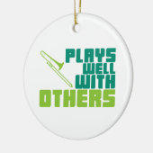 Speelt goed met anderen - Trombone Keramisch Ornament (Links)