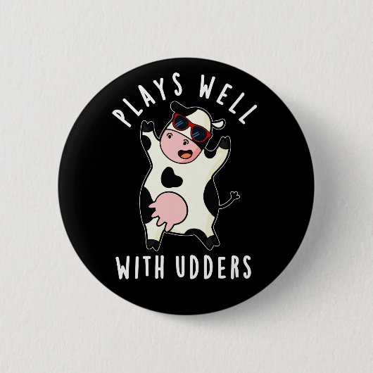 Speelt goed met Udders Funny Koe Pun Dark BG Ronde Button 5,7 Cm (Voorkant)