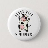 Speelt goed met Udders Funny Koe Pun Ronde Button 5,7 Cm (Voorkant)