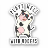 Speelt goed met Udders Funny Koe Pun Sticker (Voorkant)