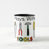 Speelt met gereedschap af mok (Midden)