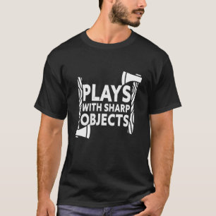 Speelt met scherpe objecten rond t-shirt