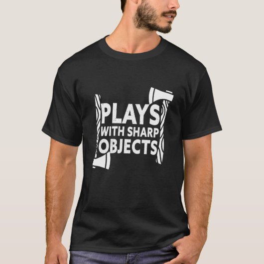 Speelt met scherpe objecten rond t-shirt (Voorkant)