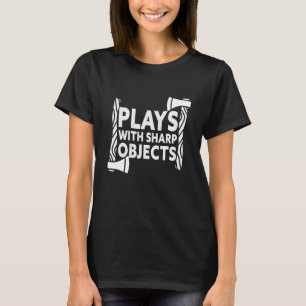 Speelt met scherpe objecten rond t-shirt