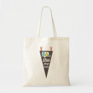 Speelt nog steeds buiten grappige camping slogan tote bag