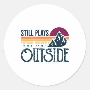 Speelt nog steeds buiten Grappige vintage camping Ronde Sticker