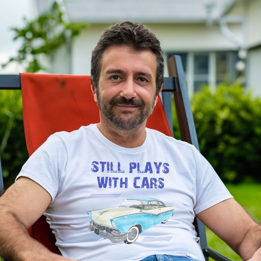 Speelt nog steeds met auto's Unisex T-shirt