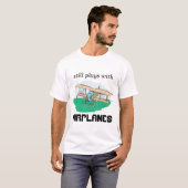speelt nog steeds met vliegtuigen t-shirt (Voorkant volledig)