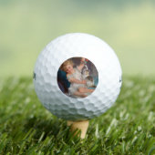 Speeltijd: Meisje speelt met haar dichter Kitten Golfballen (Insitu Shirt)