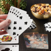 Speeltijd: Meisje speelt met haar dichter Kitten Pokerkaarten (Insitu)