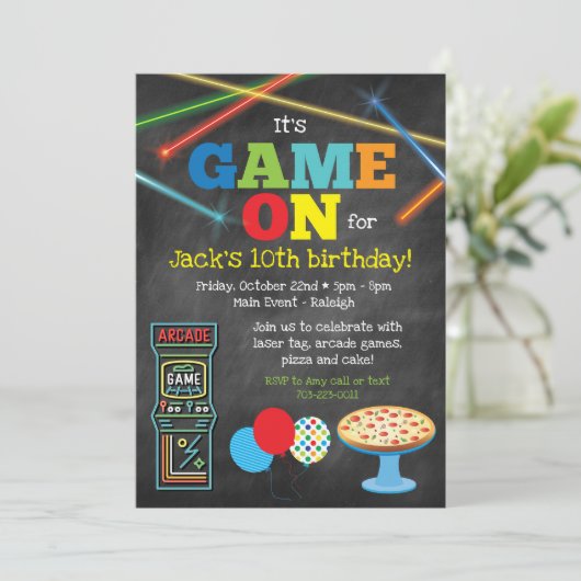 Spel op Arcade Pizza Party Chalkboard uitnodiging (Staand voorkant)
