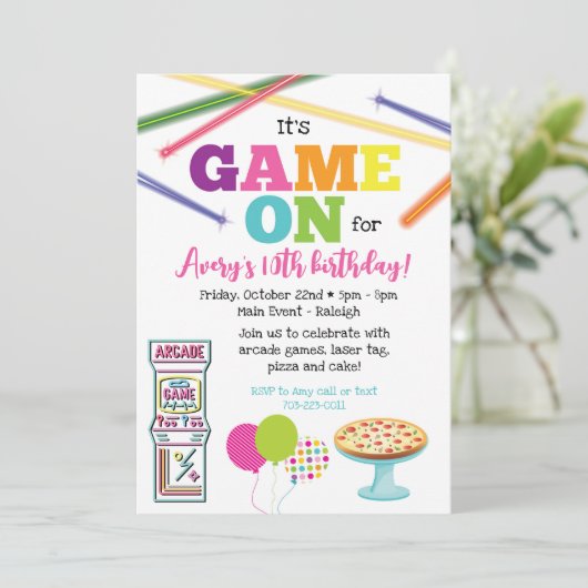 Spel op Arcade Pizza Party uitnodiging (Staand voorkant)