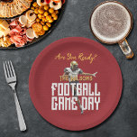 Spel op Football Speler op rood Papieren Bordje<br><div class="desc">Football Game Day Gepersonaliseerde Party Paper borden Super-fans zullen dol zijn op het spelen van een football-speler op een rode achtergrond. Perfect voor het grote spel,  of de middelbare school,  universiteit of de profs. Overeenkomende items in ons collectie.</div>