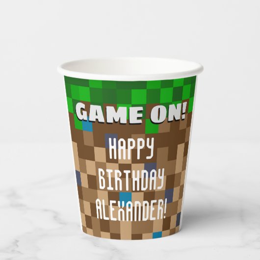 Spel op Pixelated Grass Block Gaming Verjaardag Sq Papieren Bekers (Achterkant)