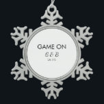 Spel op voeg paar naam bruiloft partij plaats g tin sneeuwvlok ornament<br><div class="desc">ontwerp</div>