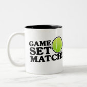 Spel, set, match tweekleurige koffiemok (Links)