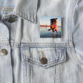 Spelbak op strand vierkante button 5,1 cm (In situ)