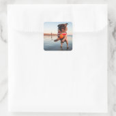 Spelbak op strand vierkante sticker (Tas)