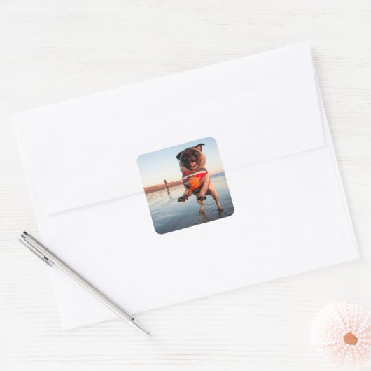 Spelbak op strand vierkante sticker (Envelop)